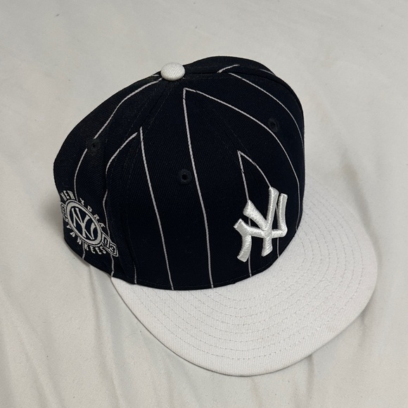 YANKEES STRIPE HAT - Picture 1 of 3